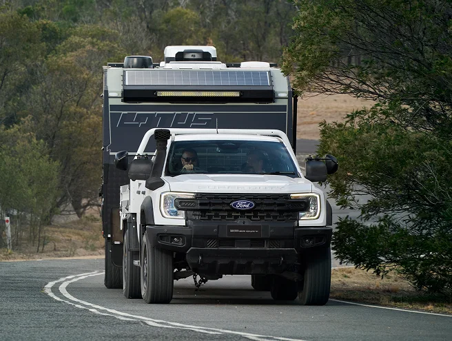 White Ford Ranger Super Duty